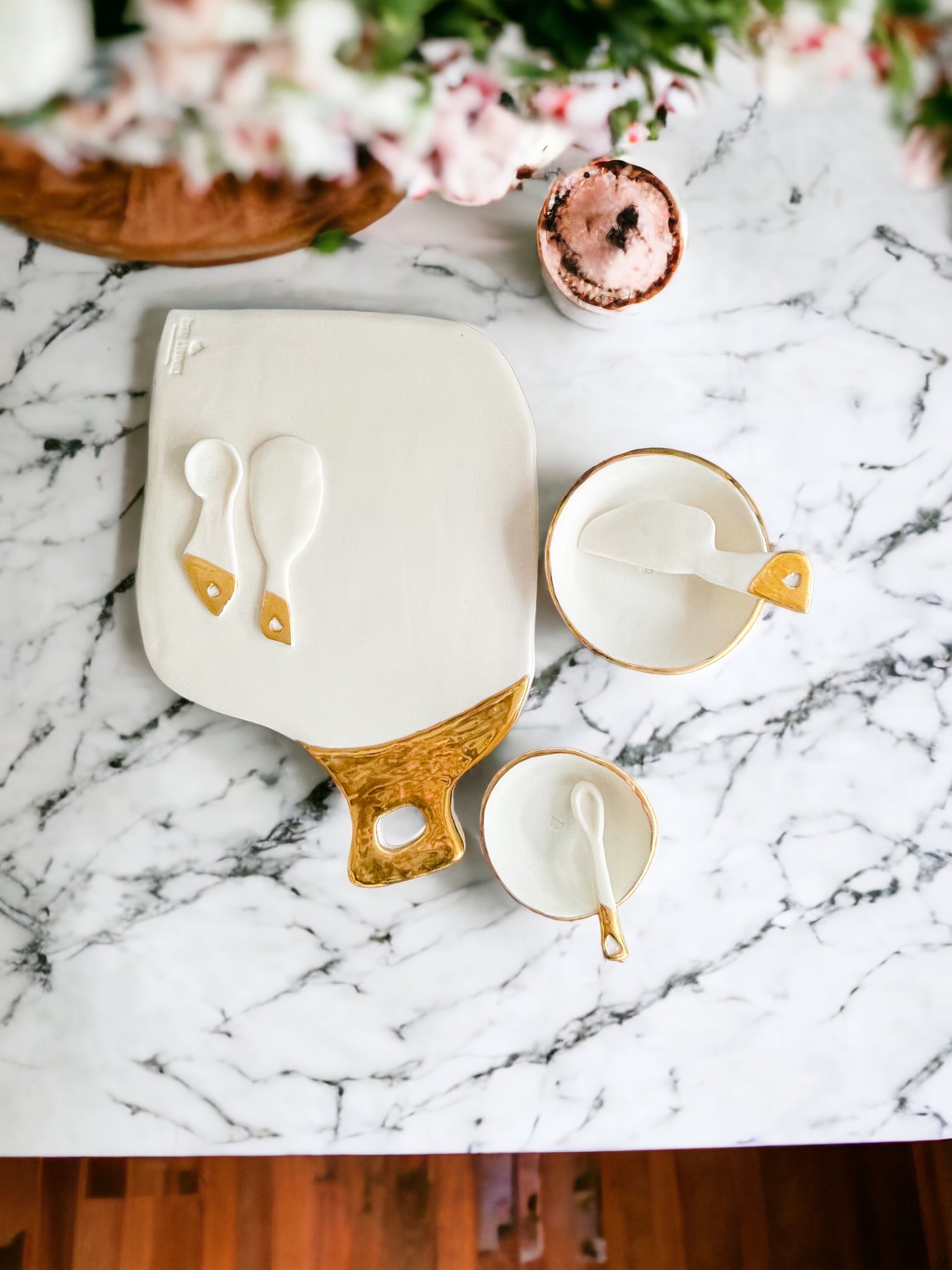 Cheeseboard and cutlery set